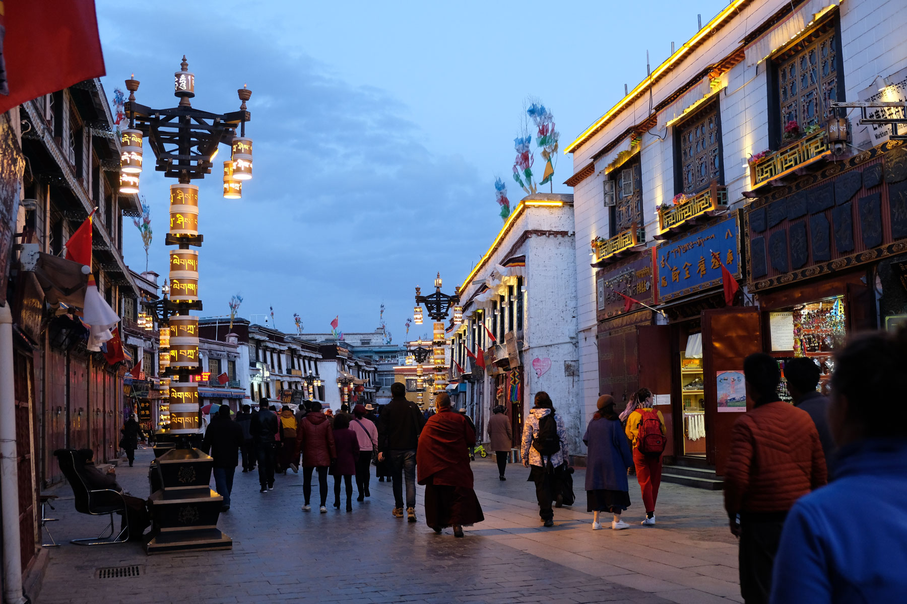 Der Barkhor leuchtet in der einsetzenden Dunkelheit in Lhasa in Tibet.