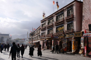 Menschen pilgern auf dem Barkhor in der Altstadt Lhasas in Tibet.