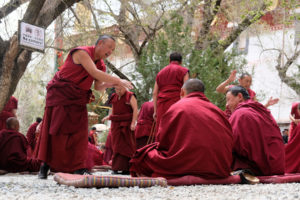 Tibetische Mönche diskutieren lautstark im Sera Kloster in Lhasa in Tibet.