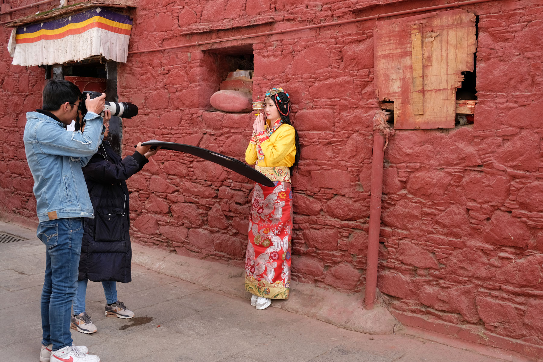 Eine Han-Chinesin lässt sich in Lhasa in der traditionellen tibetischen Kleidung fotografieren.