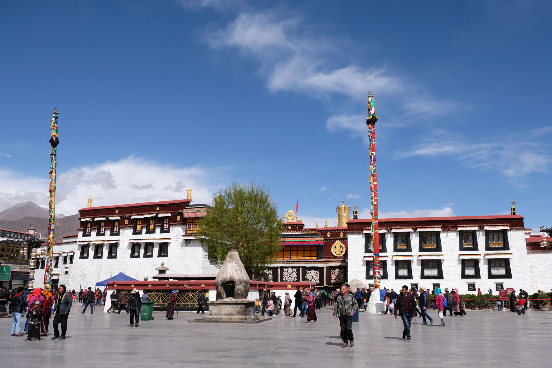 Der Jokhang-Tempel ist das bedeutenste Heiligtum im Zentrum Lhasas in Tibet.