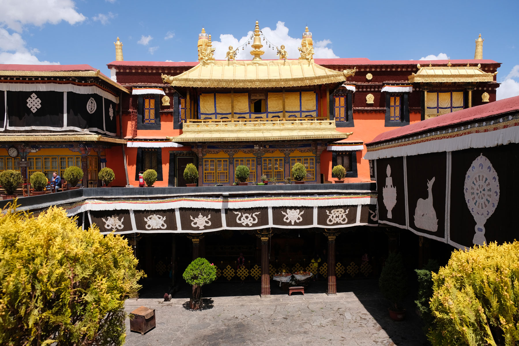 Der Jokhang ist das bedeutenste Heiligtum in der Altstadt Lhasas.