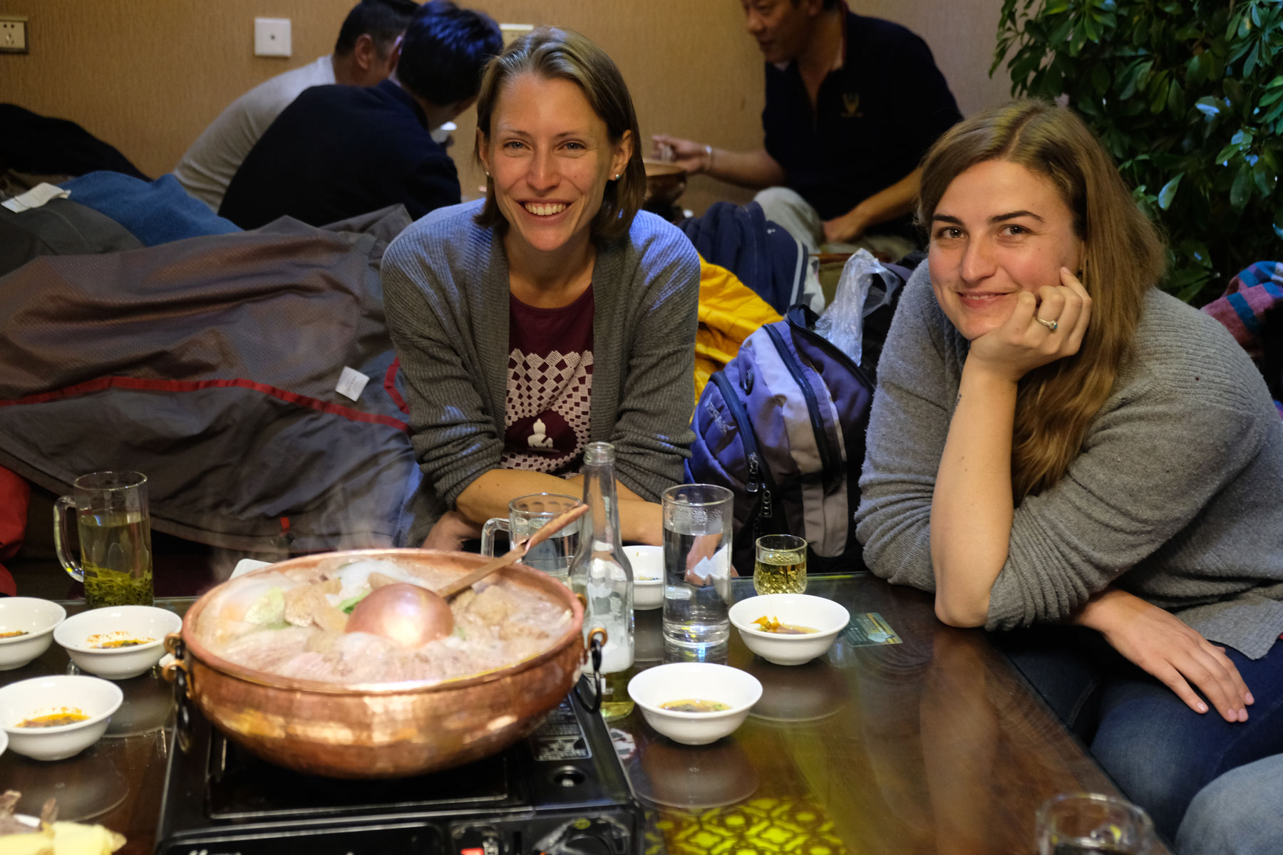 Leo und Bella sitzen zusammen am Tisch in einem Restaurant in Lhasa in Tibet.