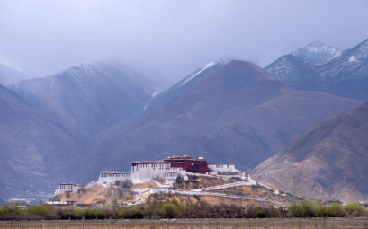 Der Potala-Palast erhebt sich auf einer Anhöhe von den Bergen Tibets.