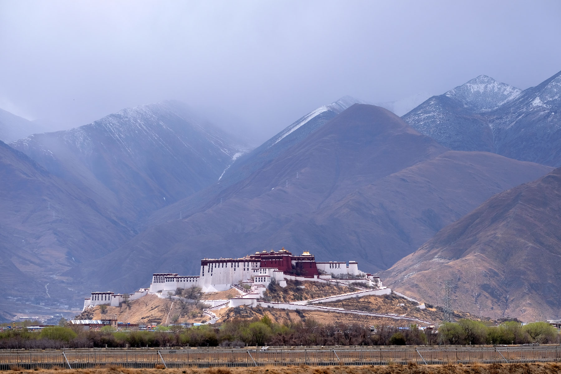 Der Potala-Palast erhebt sich auf einer Anhöhe von den Bergen Tibets.