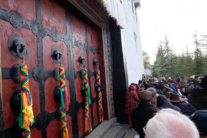 Wartende Menschen stehen vor den Toren des Potala-Palasts in Lhasa in Tibet.