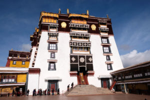 Das Haupthaus des Potalas in Lhasa in Tibet.