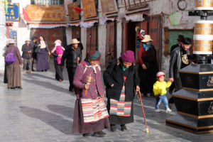 Zwei alte Tibeterinnen laufen gemeinsam den Barkhor in Lhasa in Tibet.