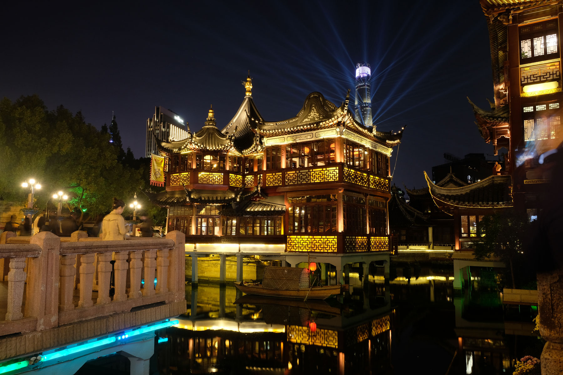 Die Altstadt von Shanghai leuchtet in der Nacht.