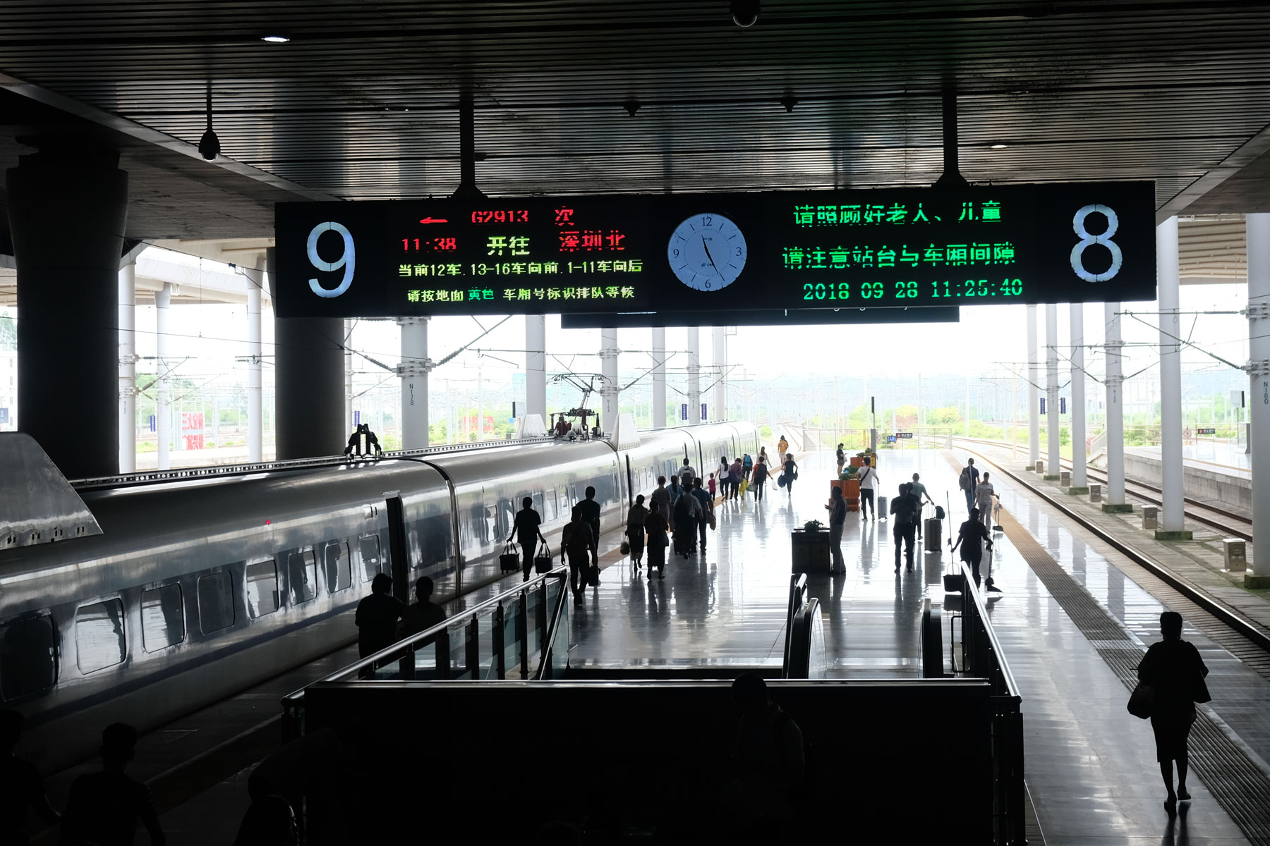 Ein Schnellzug steht in Nanning am Gleis bereit zur Abfahrt.