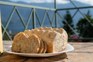Leo und Sebastian haben zum ersten Mal selbst beim Housesitting in Guatemala ein Brot gebacken.
