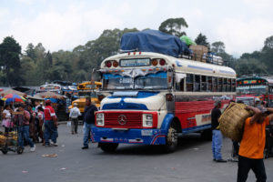 In Xela in Guatamala wird ein Chicken Bus beladen.