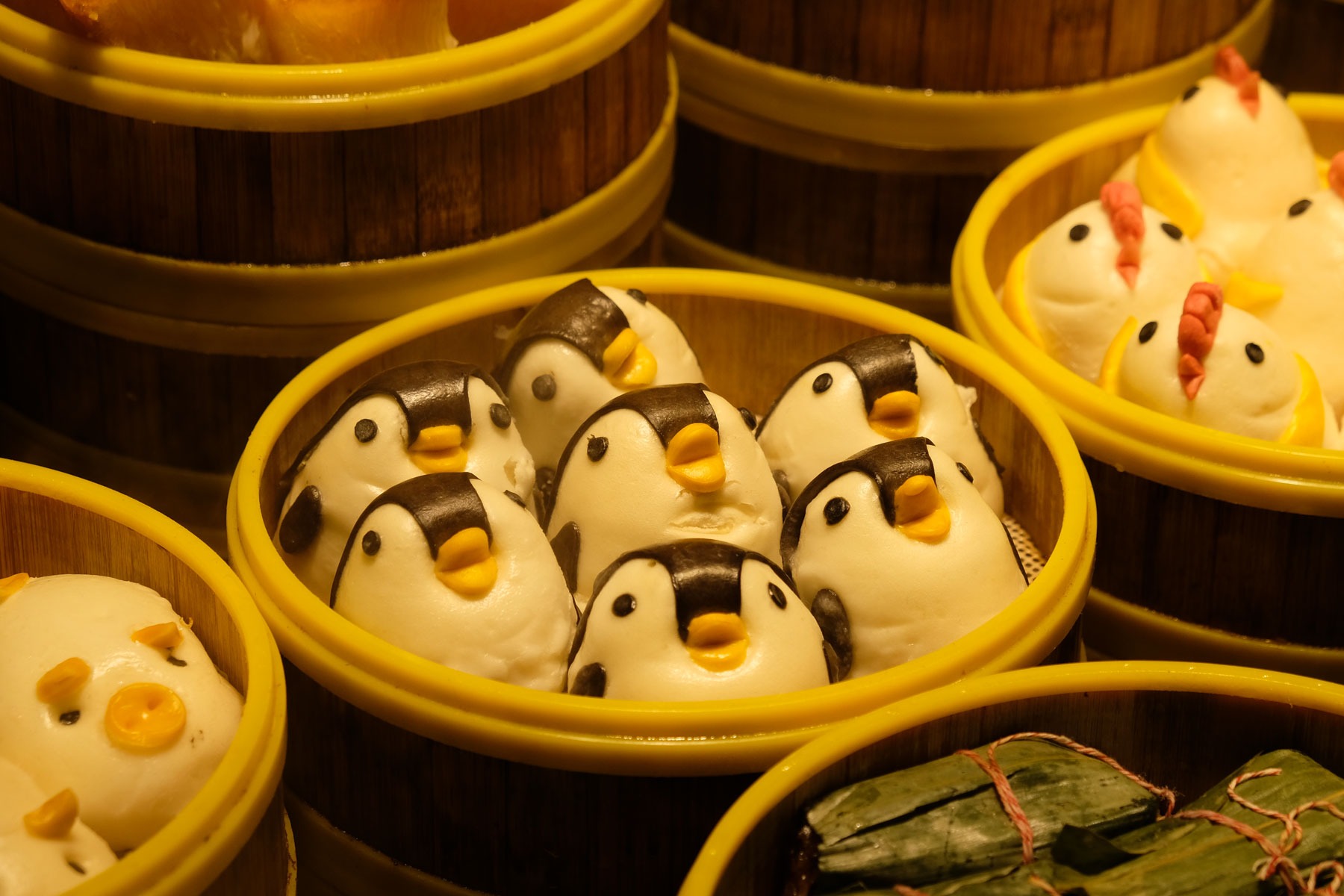 Als Pinguine verzierte Dampfbrötchen in Shanghais Künstlerviertel Tianzifang.