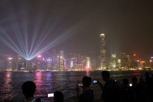 Menschen fotografieren mit ihren Handys die Lightshow auf der Hongkong Island.