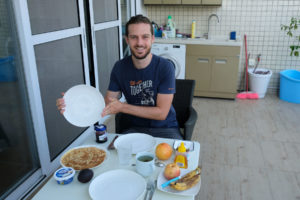 Sebastian präsentiert stolz unsere Frühstückspfannkuchen.