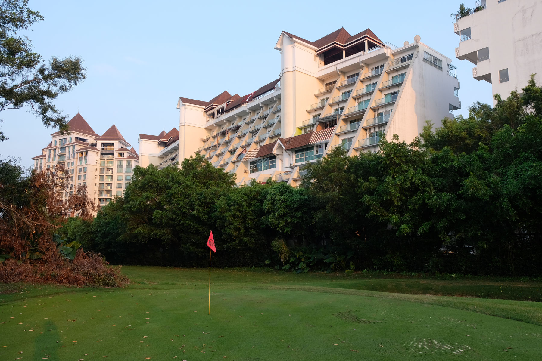 House Sitting machen wir in Shenzhen in China mitten auf dem Golfplatz.