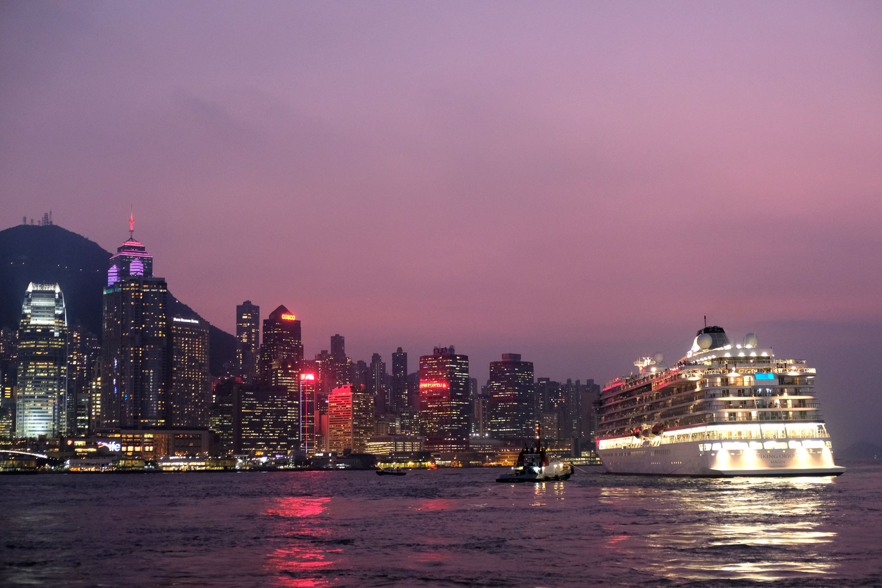 Ein Kreuzfahrtschiff legt im Hafen von Hongkong ab.