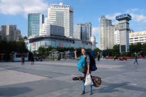 Leo steht am Bahnhof von Shanghai vor dem Leonora-Hotel.