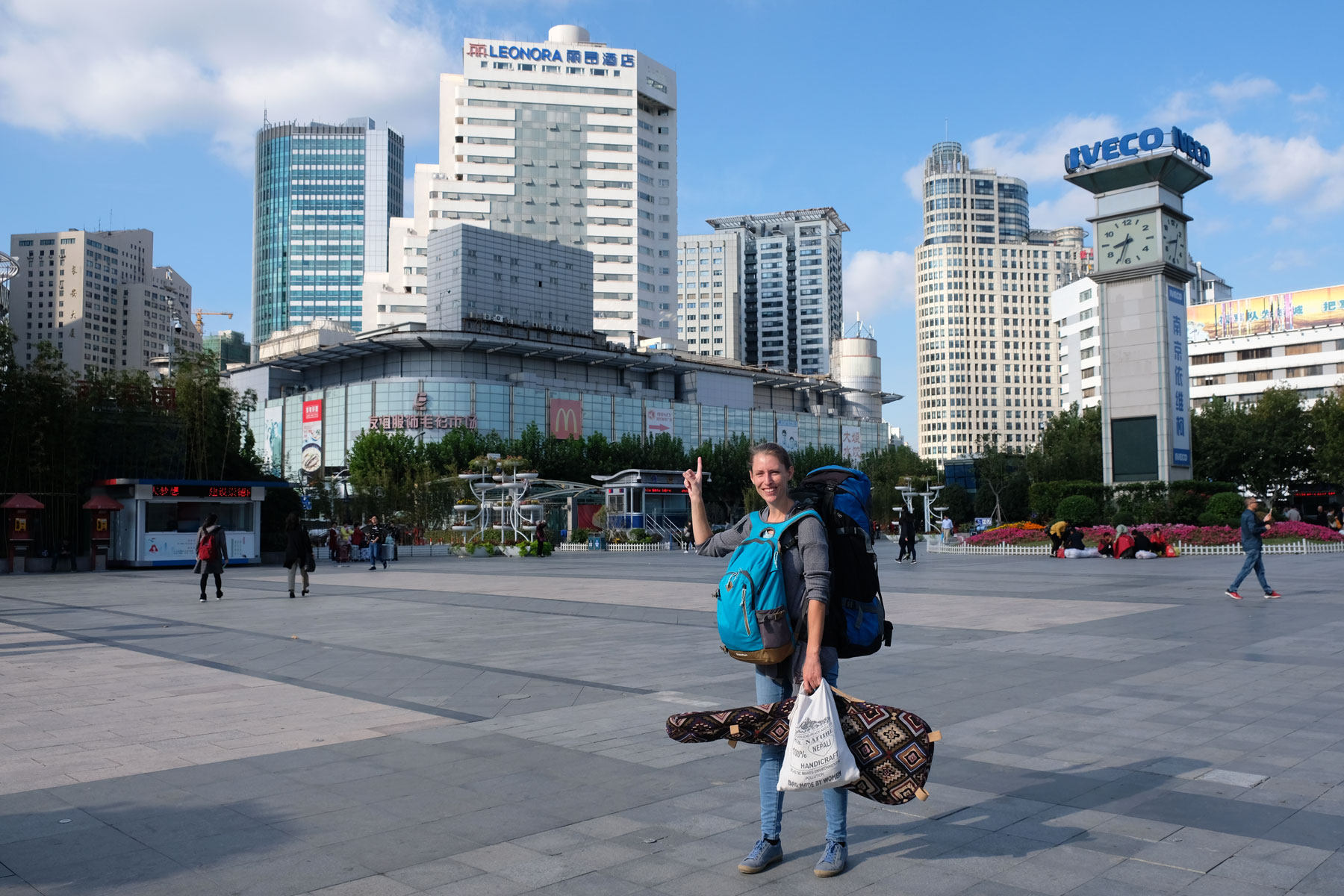 Leo steht am Bahnhof von Shanghai vor dem Leonora-Hotel.