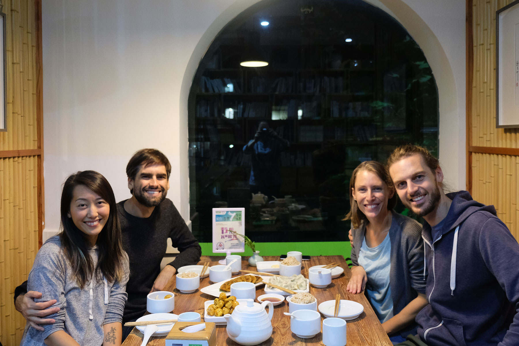 Leo und Sebastian sitzen mit ihren Couchsurfing-Gastgebern Hailey und Narayan im Restaurant.