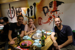 Leo und Sebastian essen mit Curtis einen Hotpot in Shenzhen.