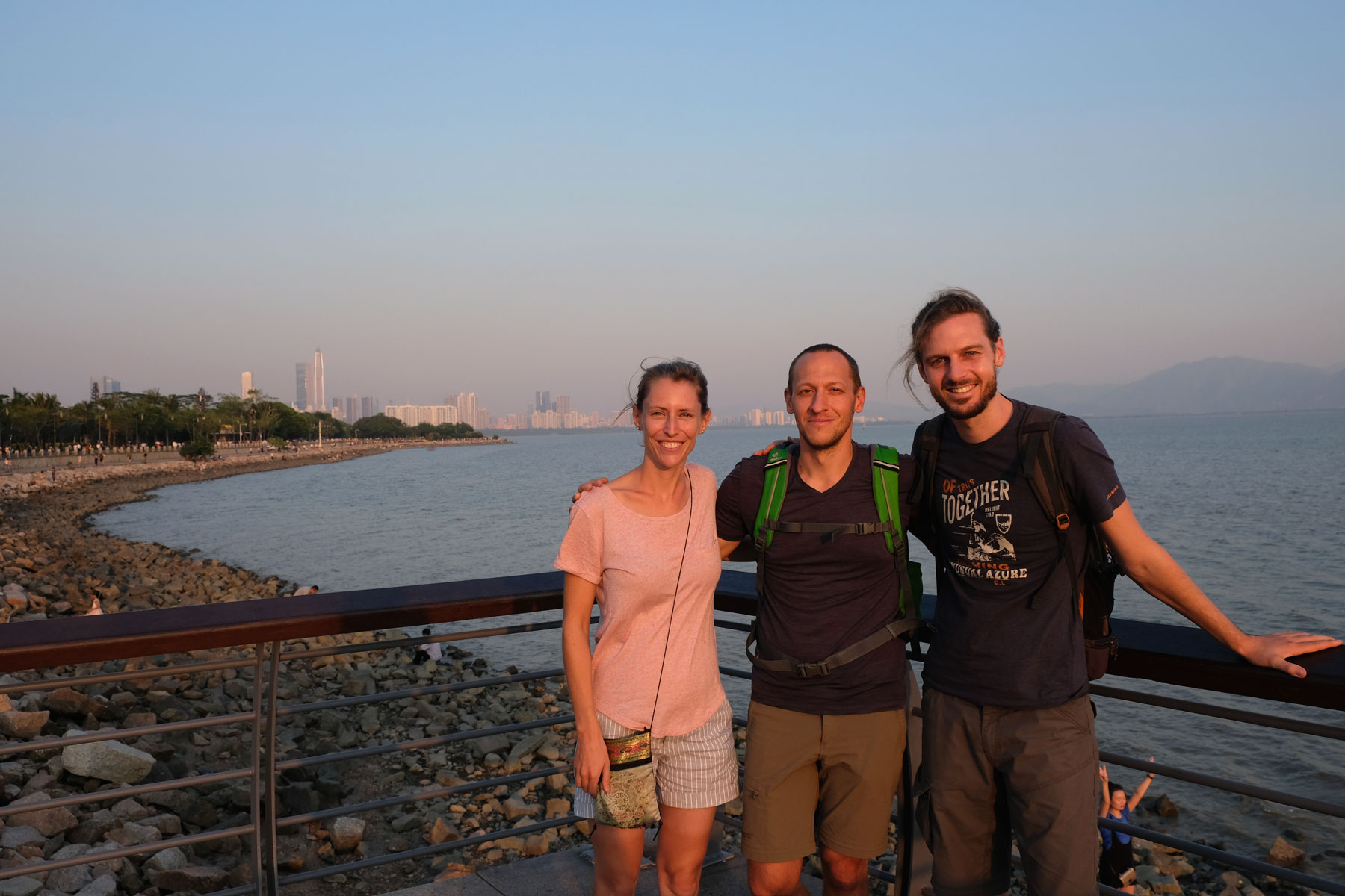 Leo und Sebastian stehen mit ihrem Freund Curtis an der Bucht von Shenzhen.