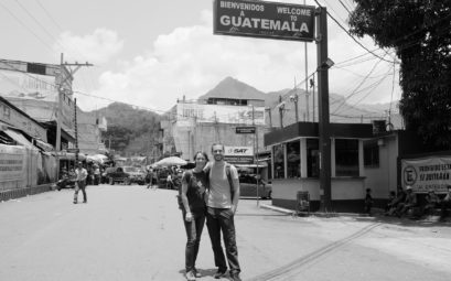 Leo und Sebastian stehen an der Grenze zwischen Mexiko und Guatemala.