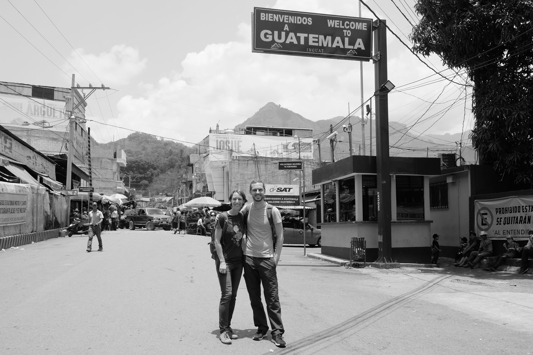 Leo und Sebastian stehen an der Grenze zwischen Mexiko und Guatemala.