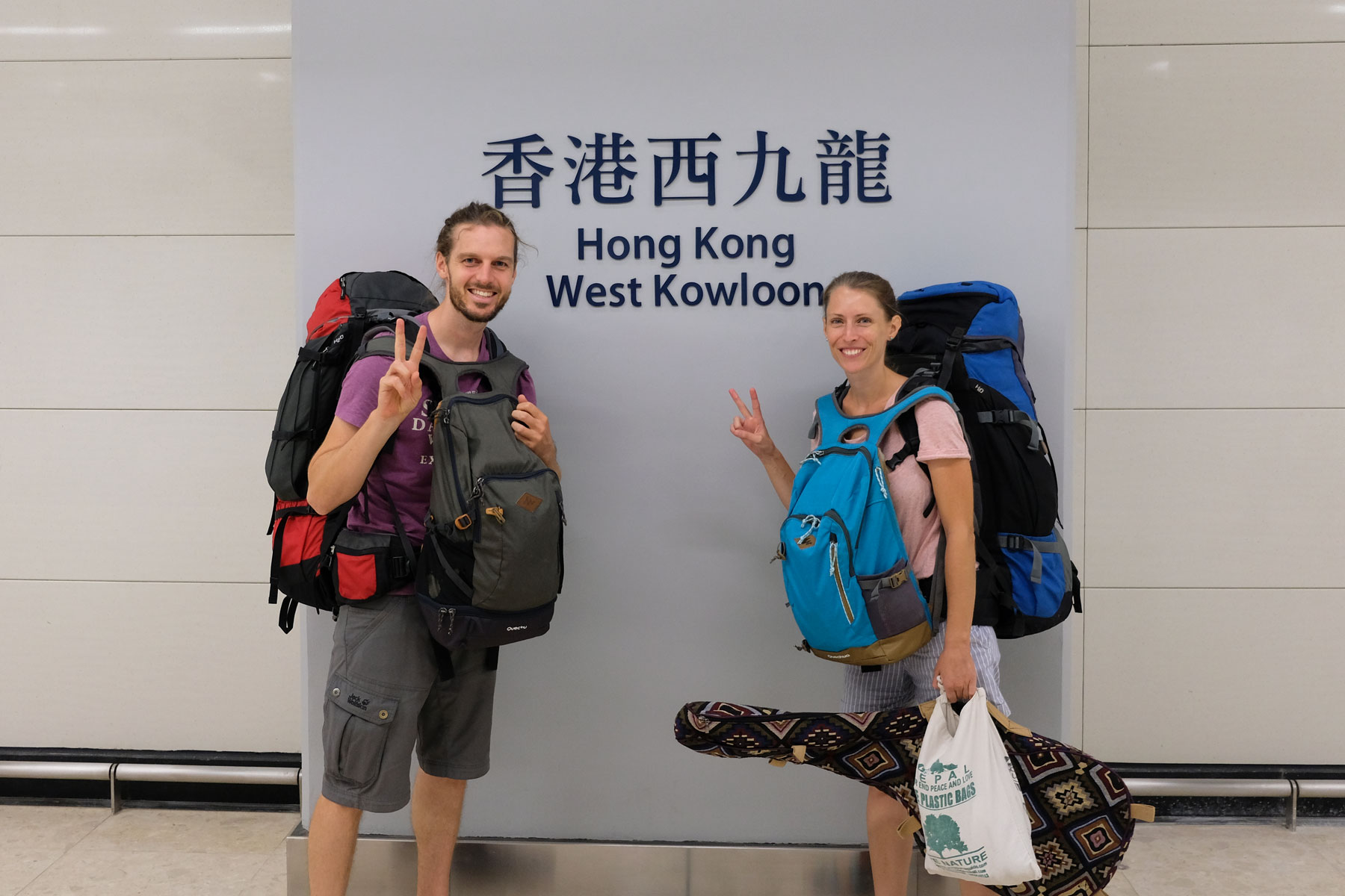 Leo und Sebastian von eins2frei am Bahnhof von Hongkong.