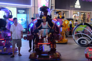 Ein Mädchen fährt auf einem Roboter in Nanning in China.