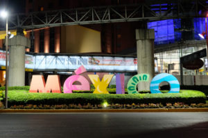 Ein "Mexico"-Schriftzug leuchtet in Mexiko-Stadt.