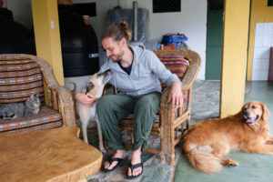 Sebastian sitzt beim Housesitting in Guatemala mit unseren Tieren zusammen.