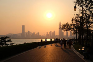Die Sonne geht hinter der Skyline von Shenzhen unter.