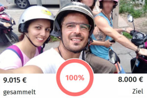 Mehrane und Mahmoud sitzen lächelnd auf einem Motorroller. Das Ziel der Spendenkampagne ist erreicht.