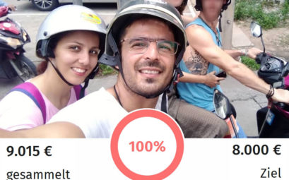 Mehrane und Mahmoud sitzen lächelnd auf einem Motorroller. Das Ziel der Spendenkampagne ist erreicht.