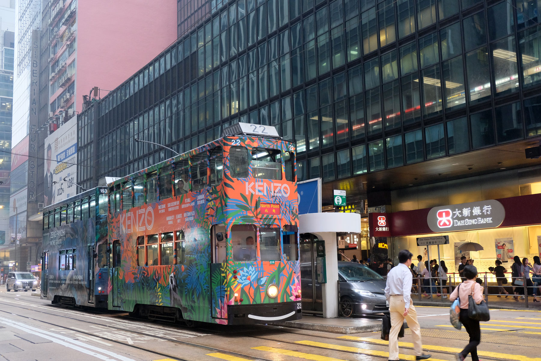 Eine Straßenbahn fährt durch die Straßen Hongkongs.