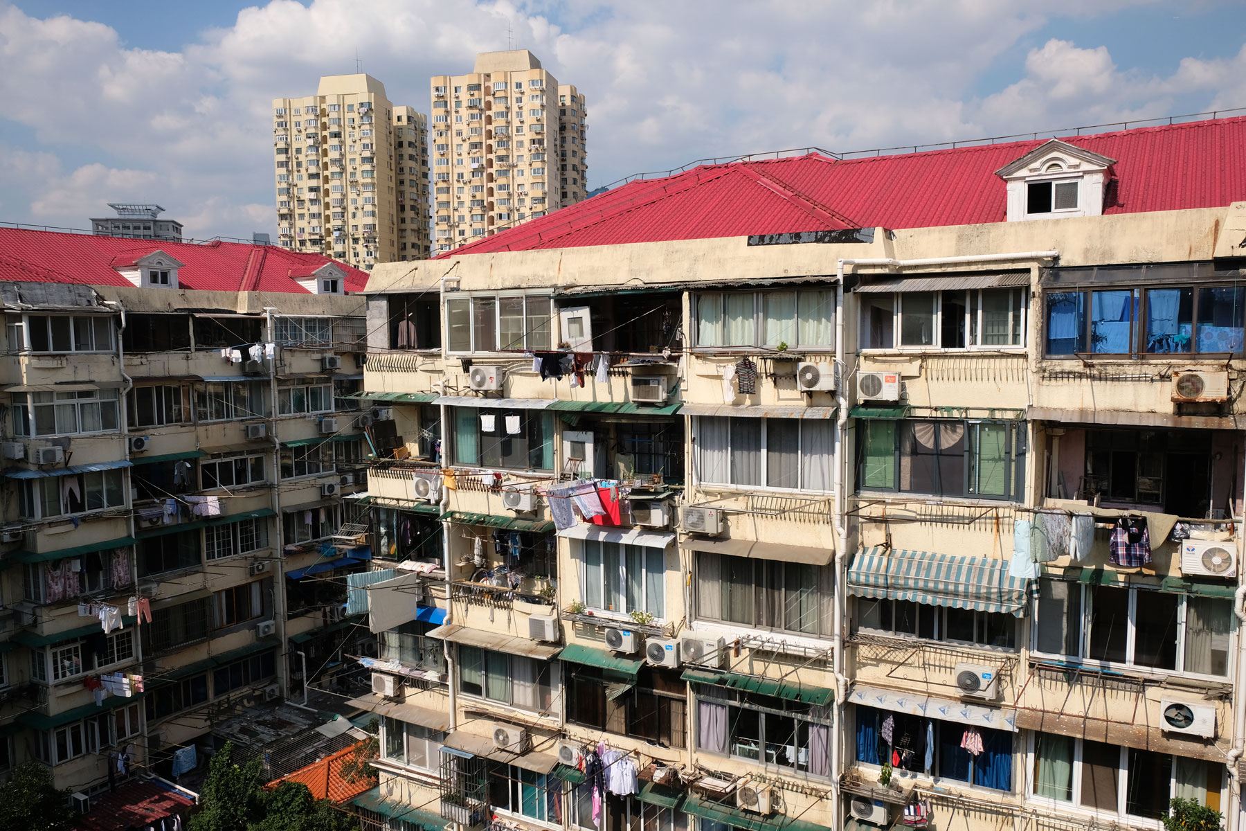 In einer typischen älteren Wohnanlage Shanghais wohnen unsere Couchsurfing-Gastgeber Hailey und Narayan.