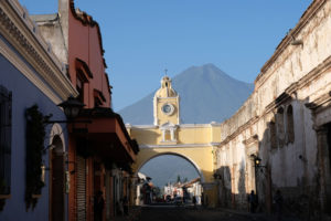 Der Vulkan Agua erhebt sich hinter dem Arco de Santa Catalina in Antigua, Guatemala.