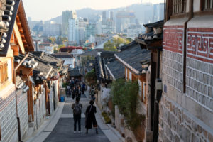 Touristen laufen durch das Bukchon Hanok Village in Seoul, Südkorea.