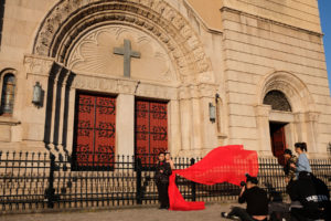 Ein Brautpaar lässt sich vor der Sankt Michaels Kirche in Qingdao in China fotografieren.