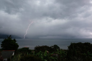 Blitze zucken über den Atitlán-See in Guatemala.