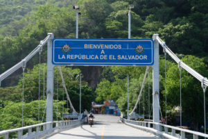 Die Grenze zwischen Guatemala und El Salvador führt über eine Brücke.