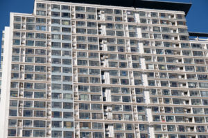 Die Fensterfassade eines Hochhauses in Qingdao in China.