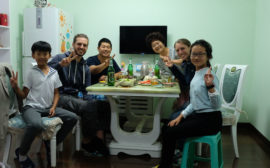 Leo und Sebastian essen mit ihren chinesischen Freunden Sunny, Terry, Baby und Yang Yang zu Abend.