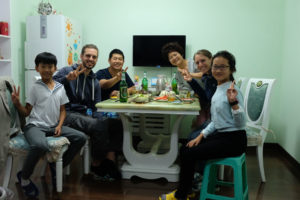 Leo und Sebastian essen mit ihren chinesischen Freunden Sunny, Terry, Baby und Yang Yang zu Abend.