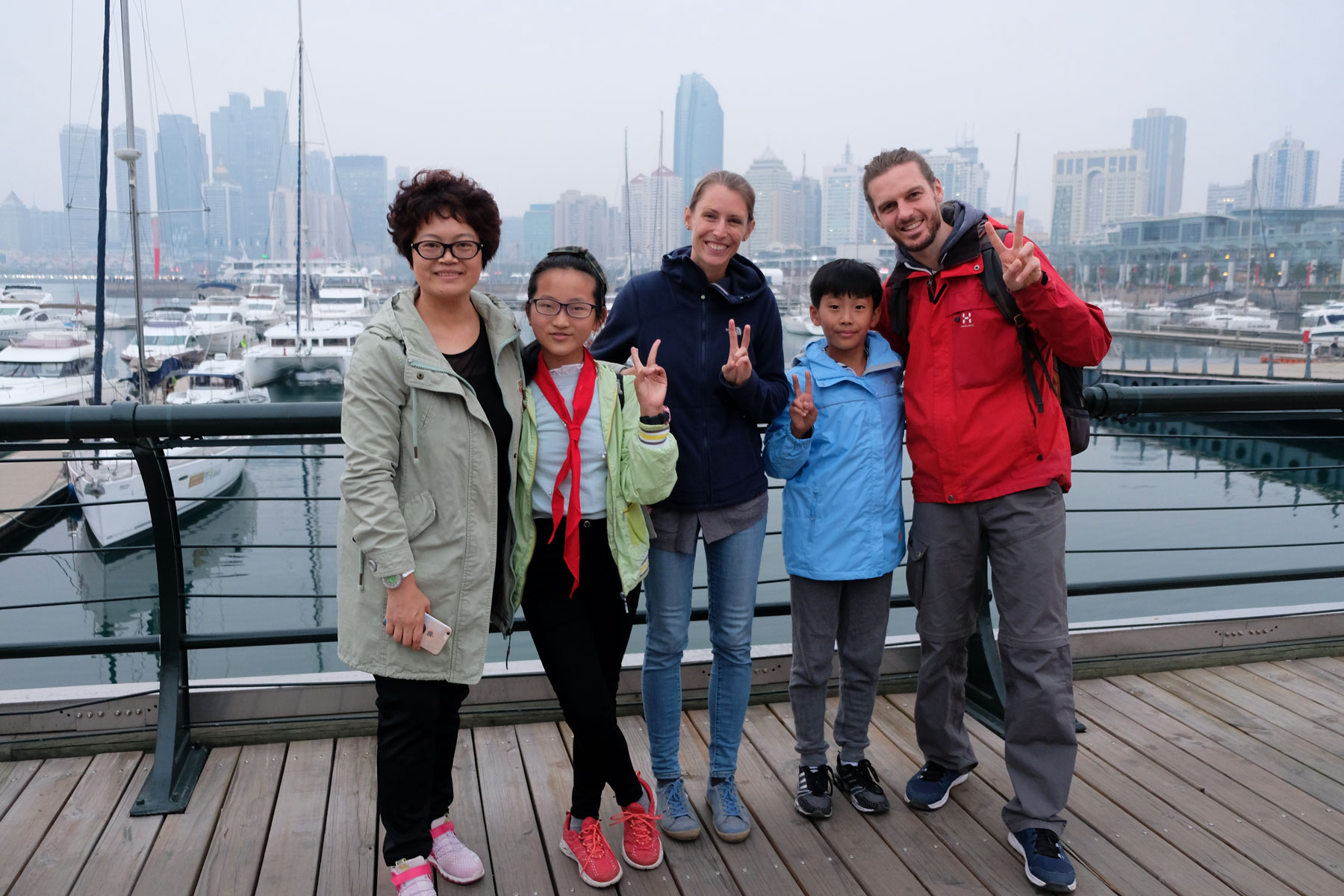 Leo und Sebastian schauen sich mit Sunny, Baby und Yang Yang den olympischen Segelhafen von Qingdao in China an.