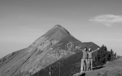 Leo und Sebastian stehen vor dem aktiven Vulkan Fuego in Guatemala.