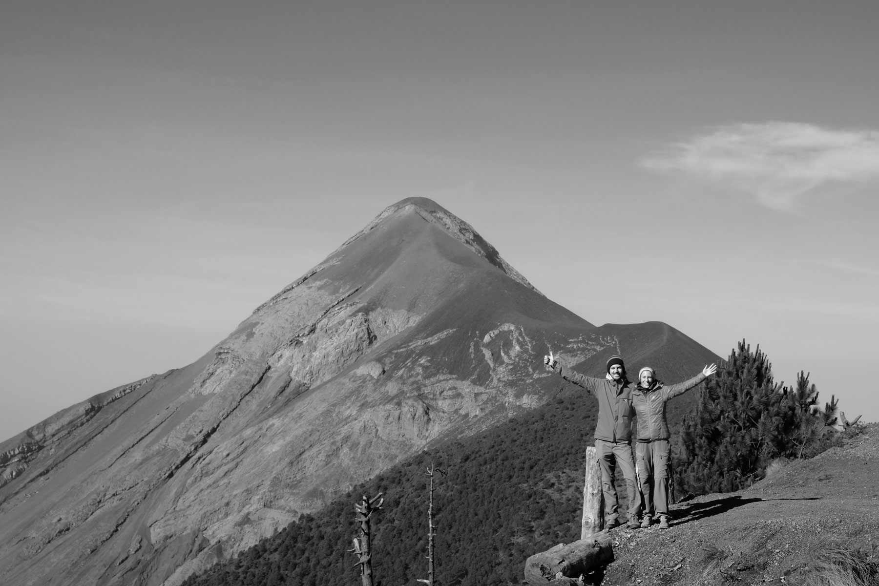 Leo und Sebastian stehen vor dem aktiven Vulkan Fuego in Guatemala.