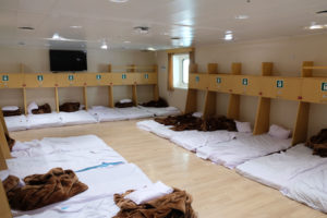 Auf der Weidong Ferry zwischen China und Südkorea gibt es auch ein großes Matratzenlager, in dem etwa dreißig Personen im gleichen Raum schlafen.