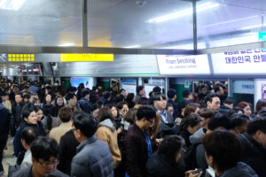 In der Metrohaltestelle stauen sich die Menschen in der rush hour.